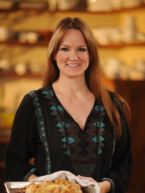 What is on Ree Drummond's bookshelf 